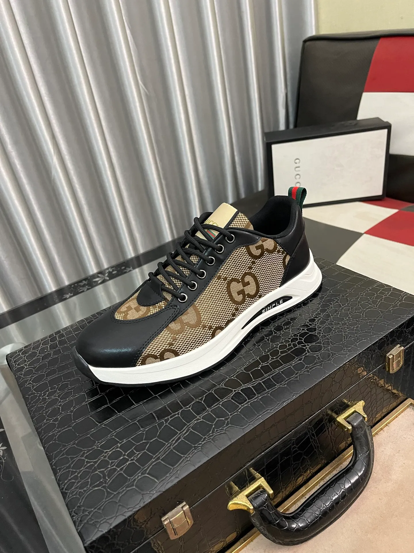 Men's shoes💰420⌚️⌚️[GUCCI] Gucci men's casual shoes are absolutely popular🔥The ultimate matching item for trendy men! The charm of super texture is irresistible, the main recommendation, the flower leather color is bright! The upper is made of high-quality cowhide with branded fabrics, pigskin lining for the feet, and wear-resistant rubber sole, which is noble and elegant! Extremely comfortable🎁🎁You can be as handsome as you want💪 38-442️⃣colors available